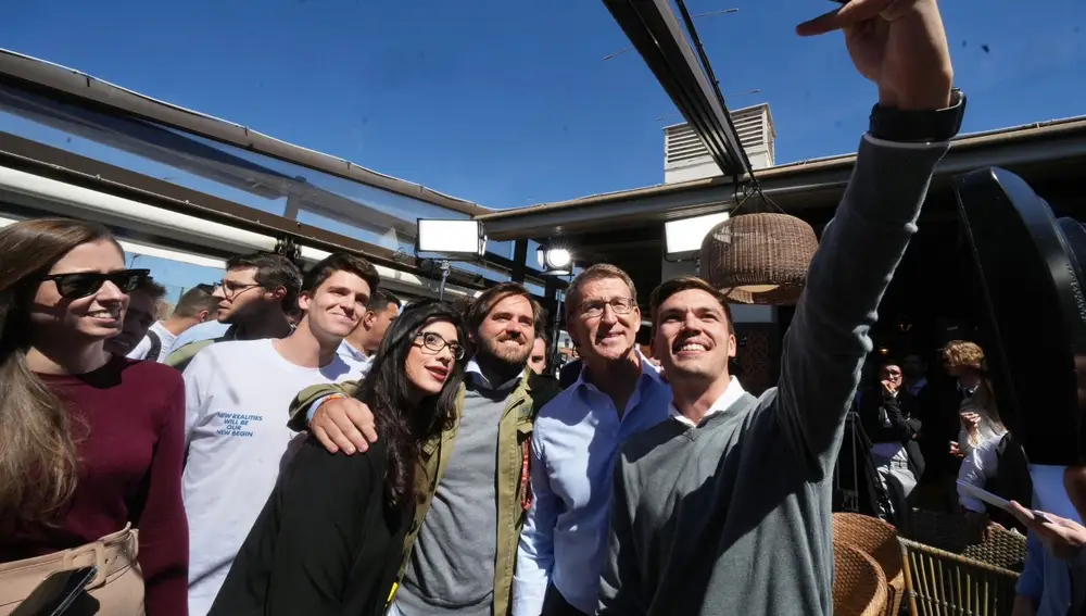 El líder del PP, Alberto Núñez Feijóo en un encuentro con jóvenes del PP