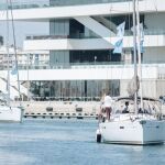 Imagen de uno de los barcos de la regata solidaria en la Marina de Valencia