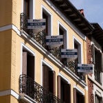 Imagen de un piso con carteles de se vende en el centro de Madrid. © Jesús G. Feria.