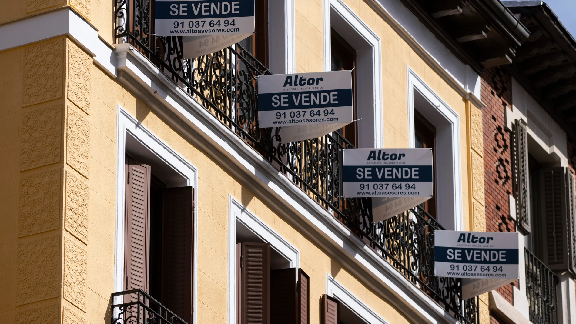Imagen de un piso con carteles de se vende en el centro de Madrid. © Jesús G. Feria.