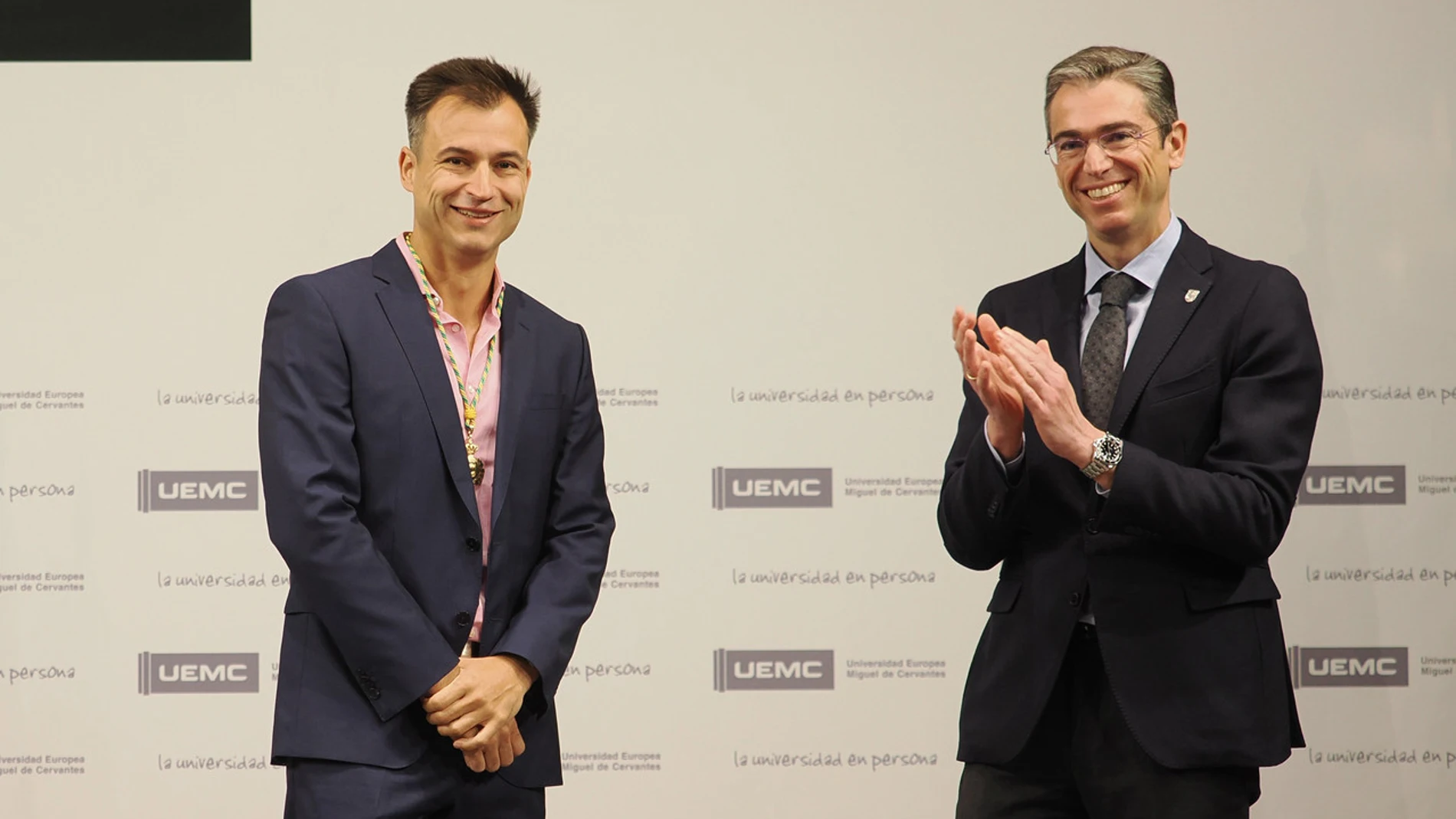 Alberto Gutiérrez recibe la medalla de honor de la UEMC