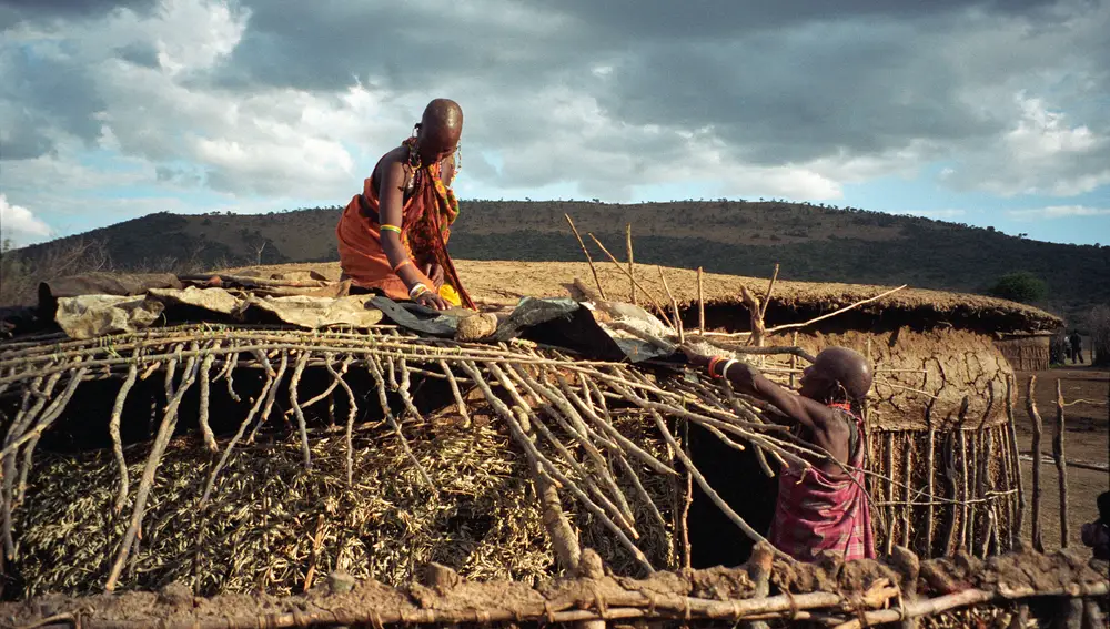 Las mujeres masáis son las encargadas de reparar las casas