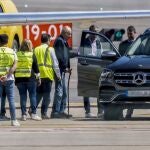 Don Juan Carlos, ayer a su llegada al aeropuerto de Peinador (Vigo)