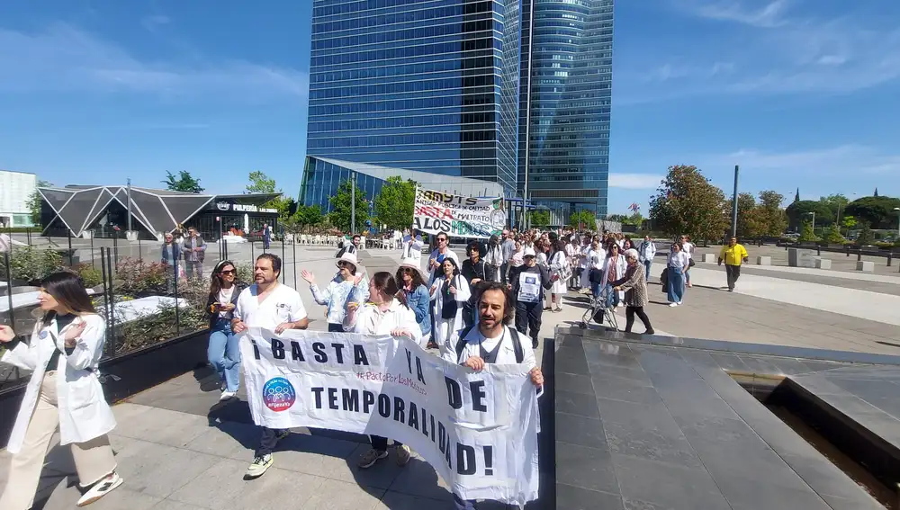 Medio centenar de sanitarios corean consignas como "sanidad, empresa temporal" o "20 años temporal, eso sí que es ilegal" mientras, a varios metros de los manifestantes, el alcalde de Madrid, José Luis Martínez-Almeida, se marchaba a su coche tras el acto para explicar "el cubrimiento final de la Castellana".