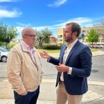 El ex sargento de la Guardia Civil y ex comandante en el cuartel de Arganda del Rey, Francisco Montes de 69 años, junto al candidato del PP a la alcaldía de Arganda del Rey, Alberto Escribano de 33 años.