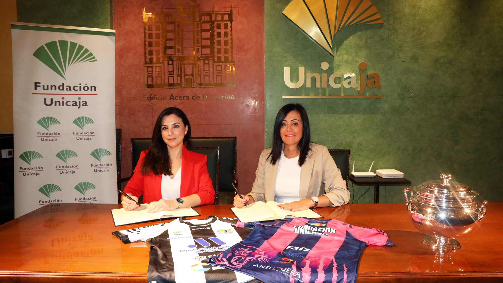 La directora de División de Actividades, Comunicación e Imagen de la Fundación Bancaria Unicaja, Cristina Rico, y la presidenta del Club Balonmano Femenino Málaga Costa del Sol, María José Moreno, en la firma de un acuerdo FUNDACIÓN UNICAJA 19/04/2023