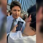 Momento de la conversación entre Justin Trudeau y el joven antiabortista