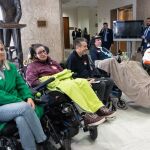 Algunos de los afectados de ELA que acudieron al Congreso