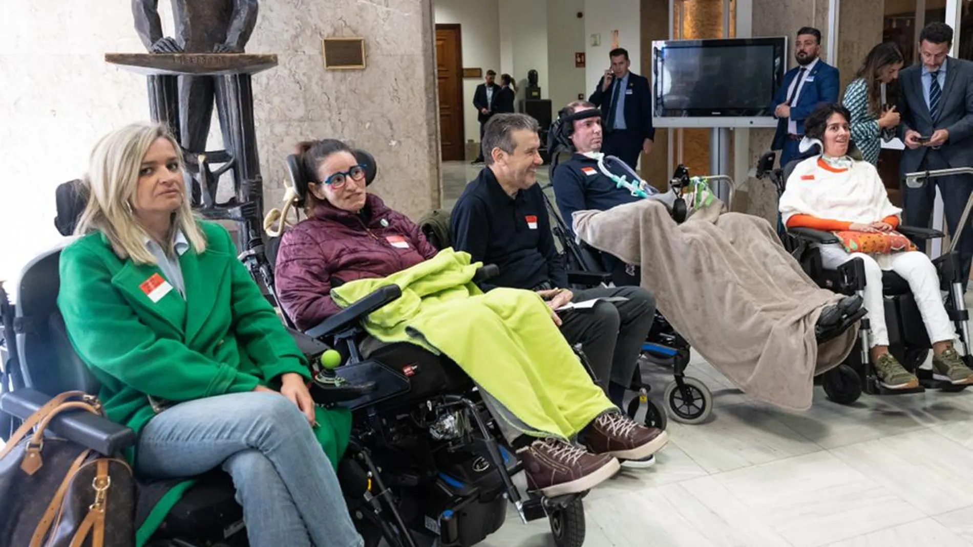 Imagen de algunos de los afectados de ELA que acudieron al Congreso, como el exfutbolista Unzúe