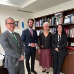 El vicepresidente de la Junta de Castilla y León, Juan García-Gallardo, ha sido recibido esta mañana por la embajadora de Israel en España, Rodica Radian-Gordon. Durante el encuentro en la embajada de Madrid, en el que han estado también presentes el consejero de Industria, Comercio y Empleo de la Junta, Mariano Veganzones, y la directora de la Misión Económica-Comercial de la embajada, Noa Heinemann