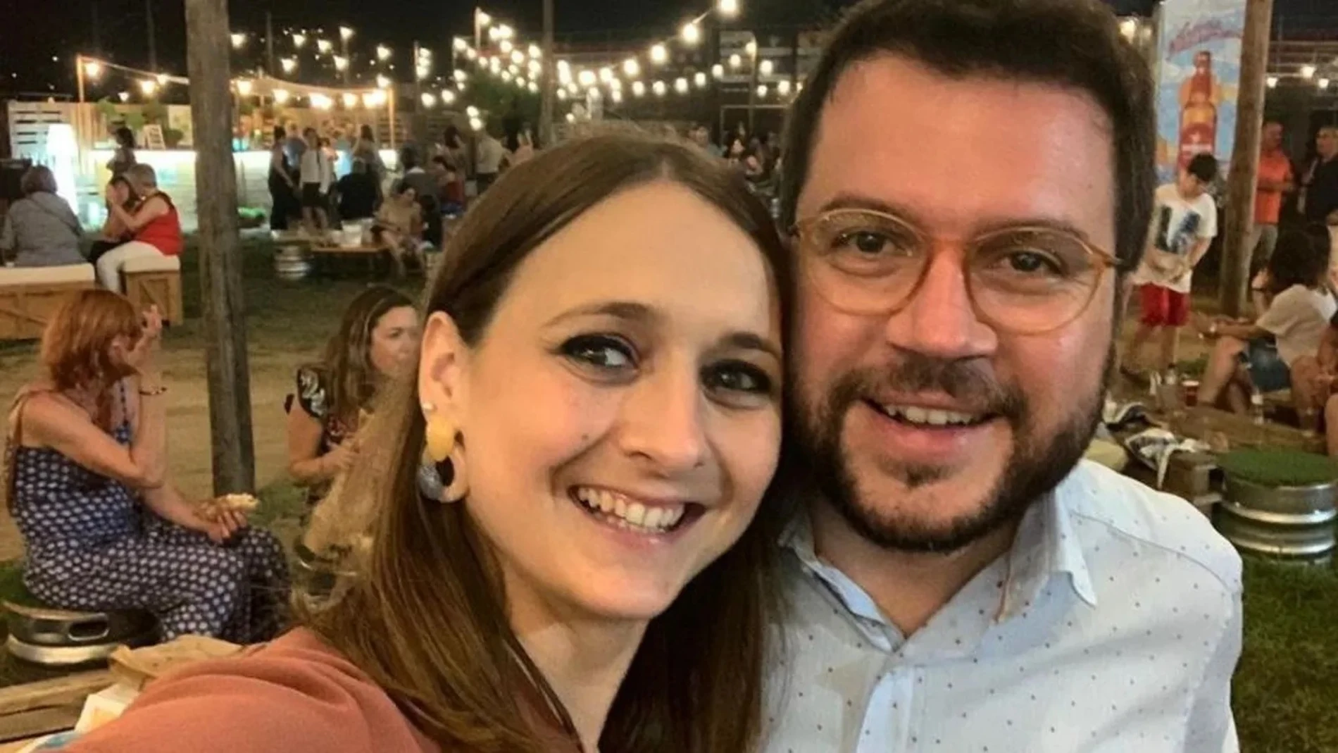 Pere Aragonès junto a su esposa Janina Juli en una imagen de archivo