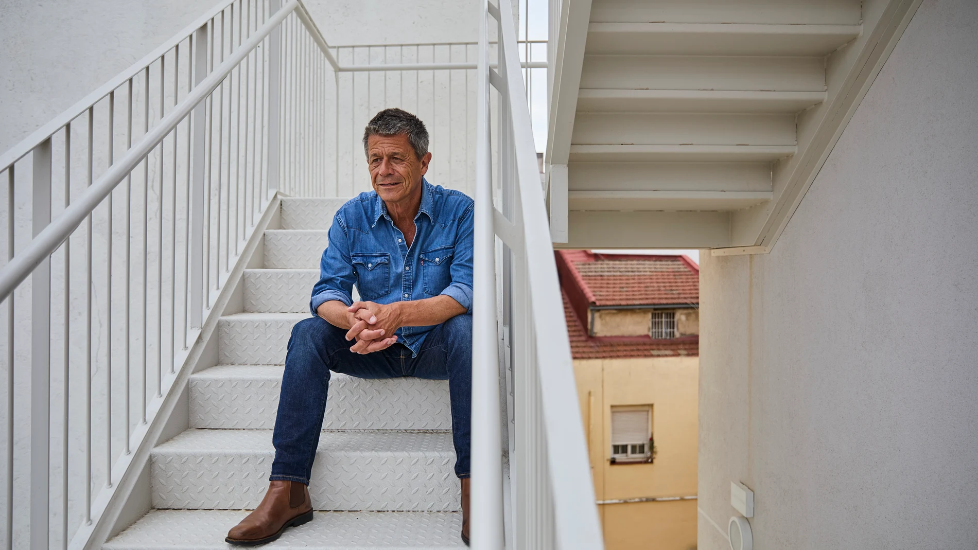 Entrevista con el escritor francés Emmanuel Carrère. La Comunidad de Madrid presenta la XVIII edición de La Noche de los Libros con más de 570 actividades en cerca de 100 municipios.© Alberto R. Roldán / Diario La Razón.21 04 2023