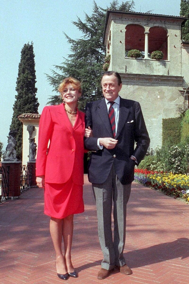** FILE ** Baron Hans Heinrich Thyssen-Bornemisza with his wife Carmen, pictured 1990 in front of the Villa Favorita in Lugano, Switzerland. Baron Heinrich von Thyssen-Bornemisza, one of the world's top art collectors, died early Saturday, April 27, 2002 at Sant Feliu de Guixols in northeast Spain aged 81. The baron died of cardiorespiratory failure due to a probable pulmonary embolism.