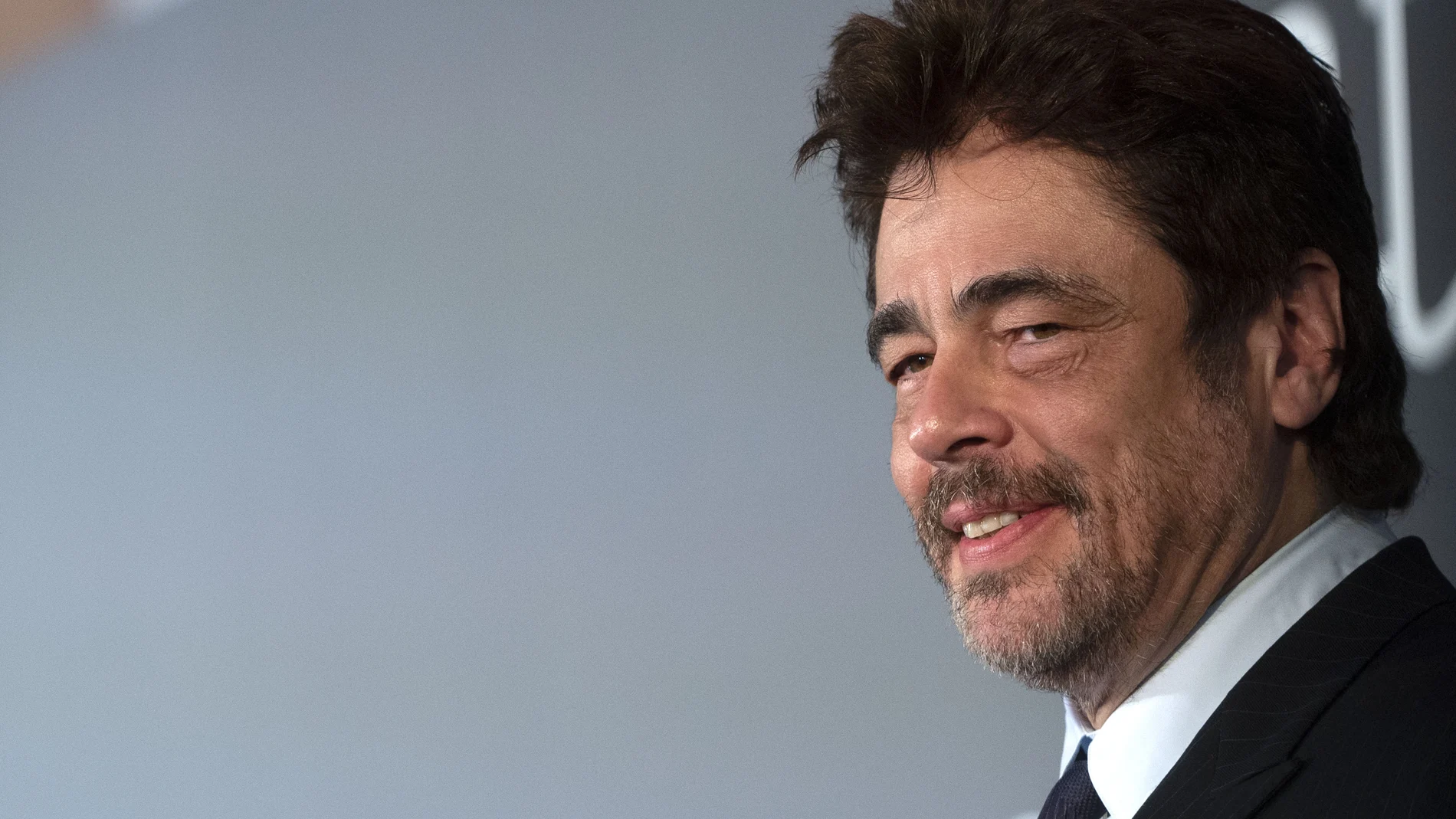El actor Benicio del Toro interviene para agradecer el premio de Honor de la 10ª edición de los Premios Platino, en el Hotel Intercontinental, a 21 de abril de 2023, en Madrid (España). El actor y productor puertorriqueño recibe el Premio de Honor de este año en reconocimiento a su carrera interpretativa. Con una participación en casi 50 películas y una decena de series de televisión, Benicio del Toro, ganador de un premio Oscar, un Globo de oro, un BAFTA, dos premios Independent Spirit, un premio del Sindicato de Actores, el Oso de Plata del Festival de Berlín y la Palma de Oro del Festival de Cannes, es uno de los máximos representantes del cine iberoamericano en el mundo.