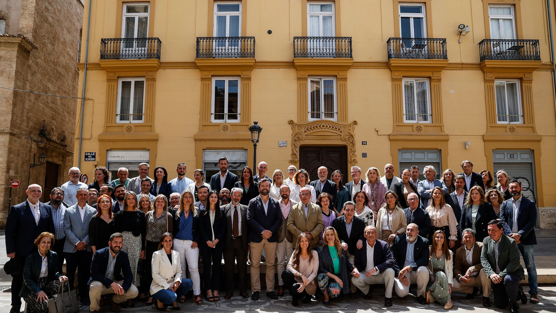 Foto de familia durante la presentación de candidatos, en el centro de la imagen el portavoz de Vox en el Congreso, Iván Espinosa de los Monteros junto al candidato a la alcaldía de Valencia, Juan Manuel Bádenas y el candidato de Vox a la Presidencia de la Generalitat Valenciana, Carlos Flores Juberías, , en la Plaza de Luis Beltrán, a 21 de abril de 2023, en Valencia, Comunidad de Valencia, (España). Este acto de precampaña da a conocer a los aspirantes al Ayuntamiento de Valencia y a Les Corts. 21 ABRIL 2023 Rober Solsona / Europa Press 21/04/2023