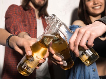 Amigos ser humano alcohol cerveza