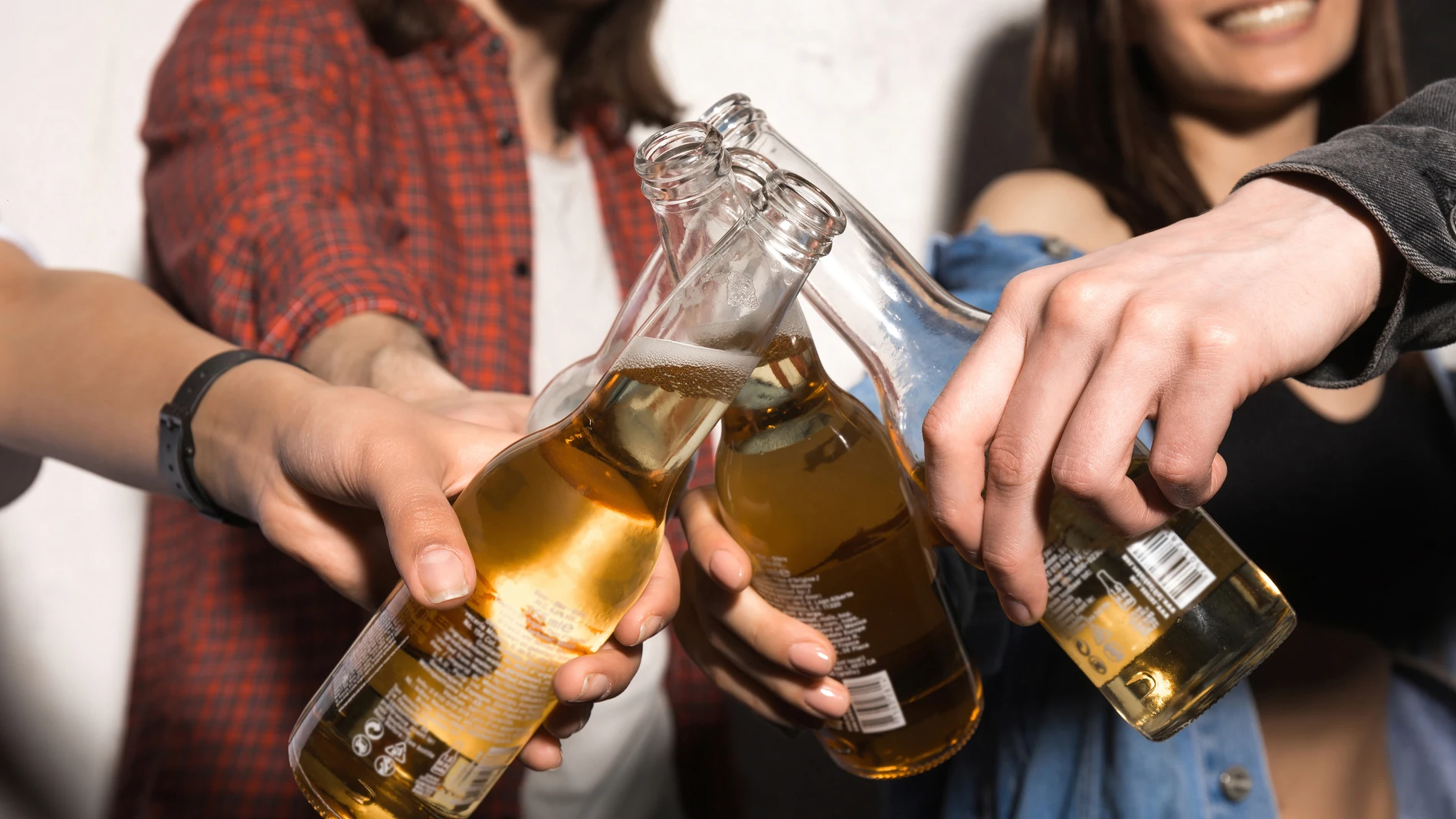 Amigos ser humano alcohol cerveza