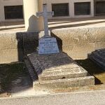 En el centro, la sepultura de Pilar Primo de Rivera en el cementerio de San Isidro