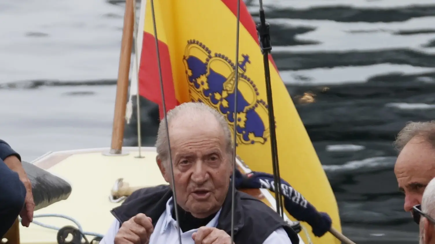 SANXENXO (PONTEVEDRA), 20/04/2023.- El rey Juan Carlos I sale a navegar en Sanxenxo, Pontevedra, este jueves.