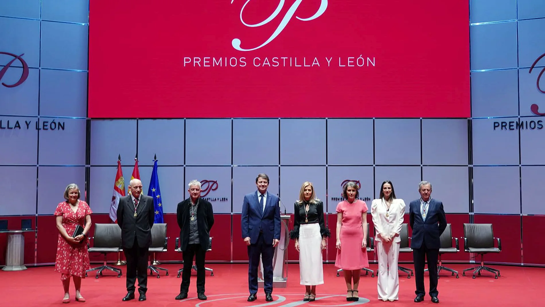 Mañueco posa con los premiados