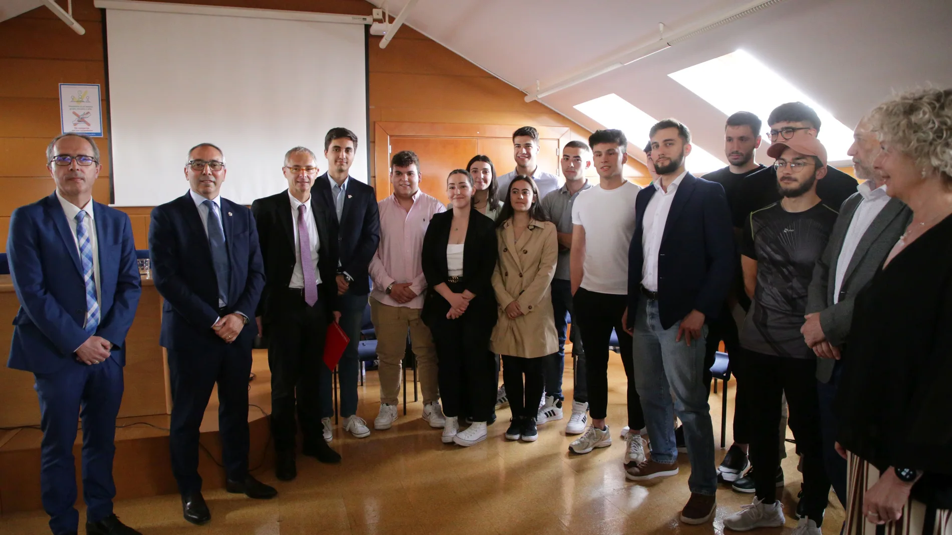 El rector de Universidad de Salamanca, Ricardo Rivero, asiste a la presentación del equipo ‘Fórmula Usal’ y su proyecto de creación de un coche eléctrico con el que participarán en la competición internacional ‘Formula Student’ la primera quincena de agosto en Montmeló (Barcelona).