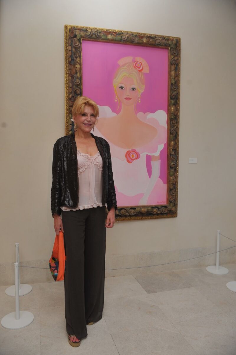 Tita Cervera junto a un retrato suyo en el museo Thyssen Málaga