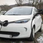 Un coche eléctrico cargándose
