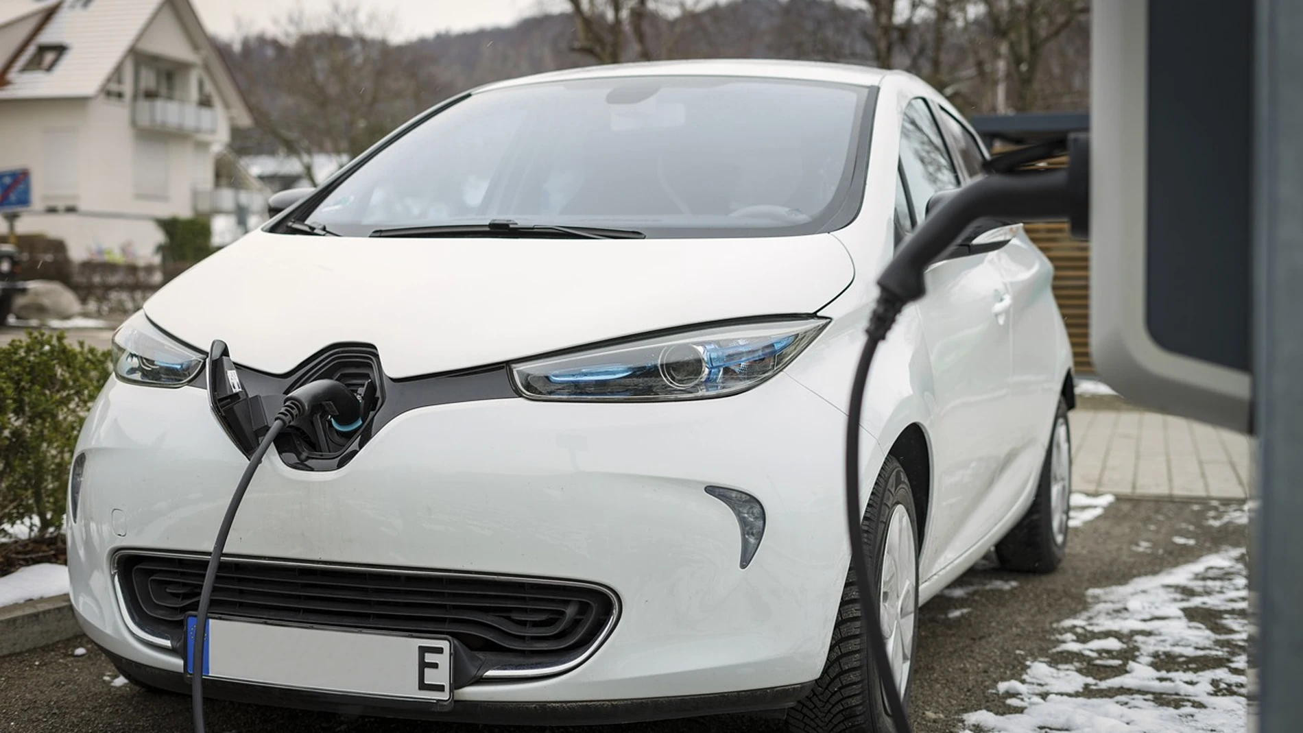 Un coche eléctrico cargándose