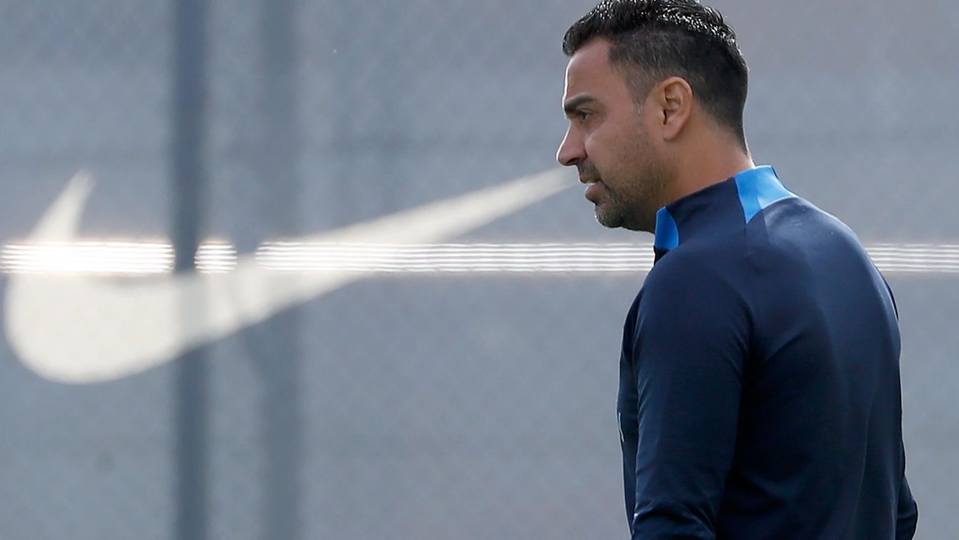 GRAFCAT9457 Sant Joan Despí (BARCELONA) 22/04/2023.- El entrenador del FC Barcelona, Xavi Hernández durante el entrenamiento del primer equipo realizado este mediodía en la Ciudad Deportiva Joan Gamper de cara al partido de la Liga que jugarán mañana contra el Atlético de Madrid. EFE/ Andreu Dalmau