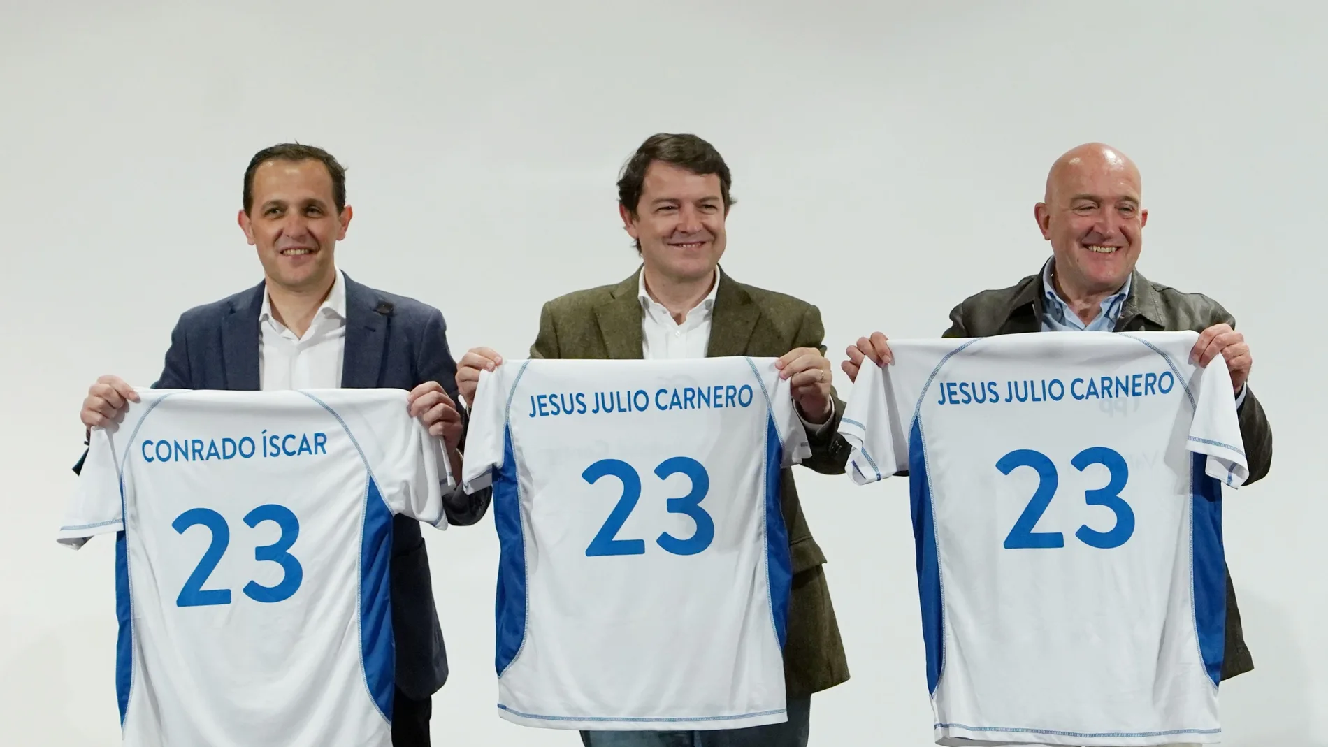 Fernández Mañueco, flanqueado por Conrado Íscar y Jesús Julio Carnero, tras la presentación de los candidatos del PP en la provincia de Valladolid
