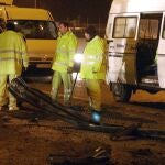 MD115 - COLLADO VILLALBA (MADRID), 17-12-02.- Los empleados del Ayuntamiento limpian los restos del coche que expertos en desactivación de explosivos de la Guardia Civil (TEDAX) explosionaron esta tarde, a la altura del kilómetro 38 de la A-6 en sentido Madrid, en el que viajaban los autores del tiroteo en el que esta tarde resultó muerto un guardia civil.