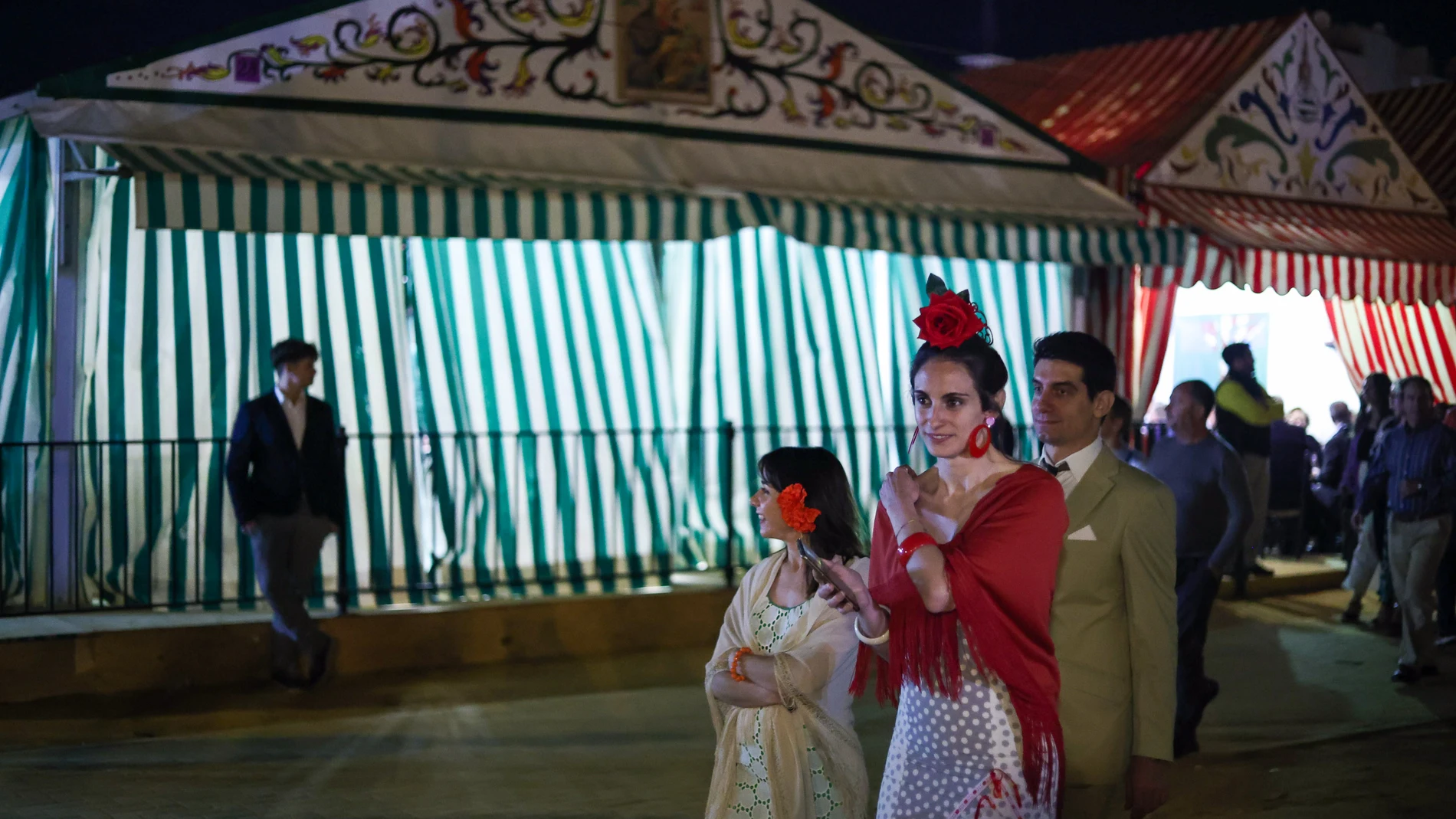El Real comienza a llenarse, a 22 de abril de 2023 en Sevilla (Andalucía, España). La ciudad de Sevilla, arranca hoy, con una nueva edición de la Feria de Abril, con la prueba del alumbrado. La portada tiene cinco arcos de entrada, 40 metros de altura y 48 de anchura, con un fondo de 6 metros. Está iluminada con 25.000 luces tipo led. La portada de la Feria de 2023 está inspirada en dos edificios de carácter regionalista, la Plaza de España y el edificio del Teatro Coliseo España.22 ABRIL 2...