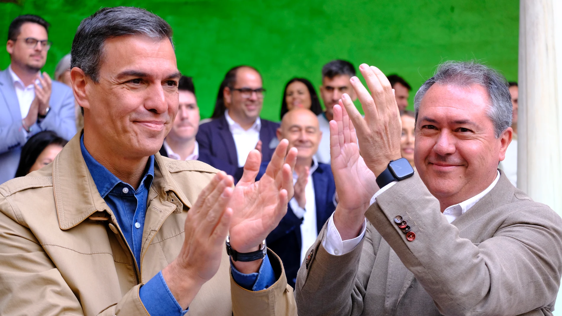 El presidente del Gobierno de España y secretario general del PSOE, Pedro Sánchez, (i) junto al secretario general del PSOE de Andalucía y Portavoz del Grupo Parlamentario Socialista, Juan Espadas, (d) durante la clausura el acto público de presentación de la candidatura socialista al 28M en la ciudad y otros municipios del medio rural en el Hospital de Santiago en Úbeda, a 22 de abril de 2023 en Jaén (Andalucía, España). El secretario general del PSOE y presidente del Gobierno, Pedro Sánchez...