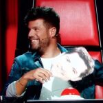 Pablo López con la careta de Bisbal