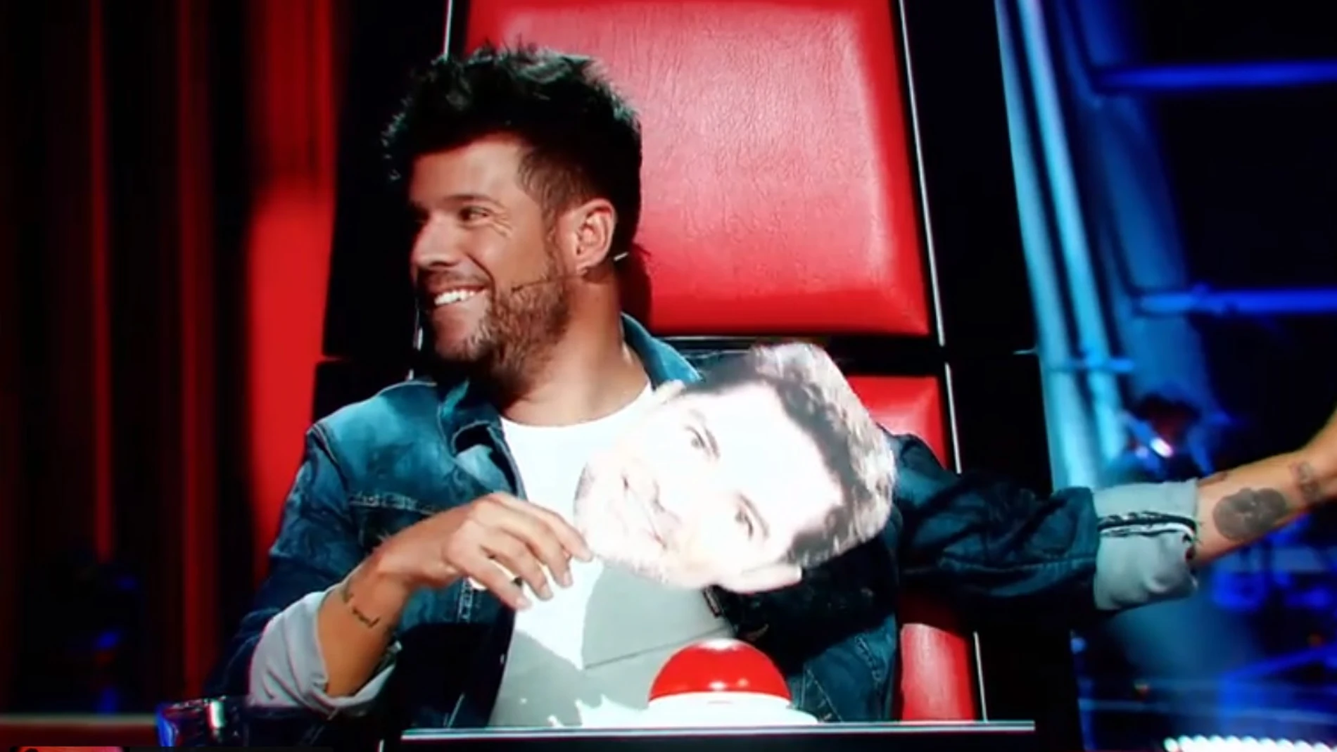 Pablo López con la careta de Bisbal