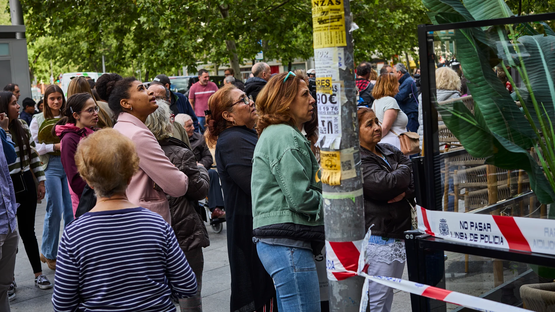 El alcalde de Madrid, José Luis Martínez Almeida visita este sábado para comprobar el estado en el que ha quedado el local del restaurante Burro Canaglia Bar & Resto ubicado en la madrileña Plaza de Manuel Becerra que en la noche de este viernes sufrió un incendio en el que han fallecido dos personas y otras 12 han resultado heridas © Alberto R. Roldán / Diario La Razón. 22 04 2023