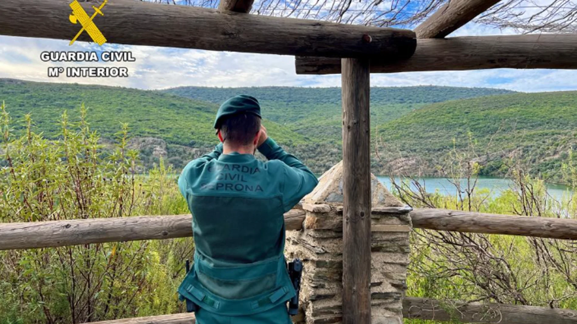 gente de la Guardia Civil vigilando un parque natural