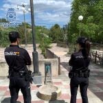 Dos agentes frente a la fuente que fue robada y vendida a un chatarrero