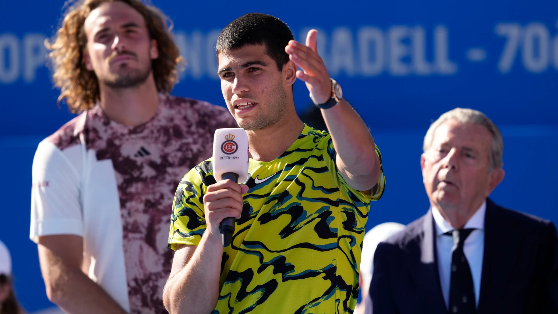 BARCELONA, 23/04/2023.- El tenista español Carlos Alcaraz (c) pronuncia unas palabras después de vencer en la final del Godó (Barcelona Open Banc Sabadell-Trofeo Conde de Godó 2023) al griego Stefanos Tsitsipas (i) este domingo en Barcelona.EFE/ Alejandro Garcia