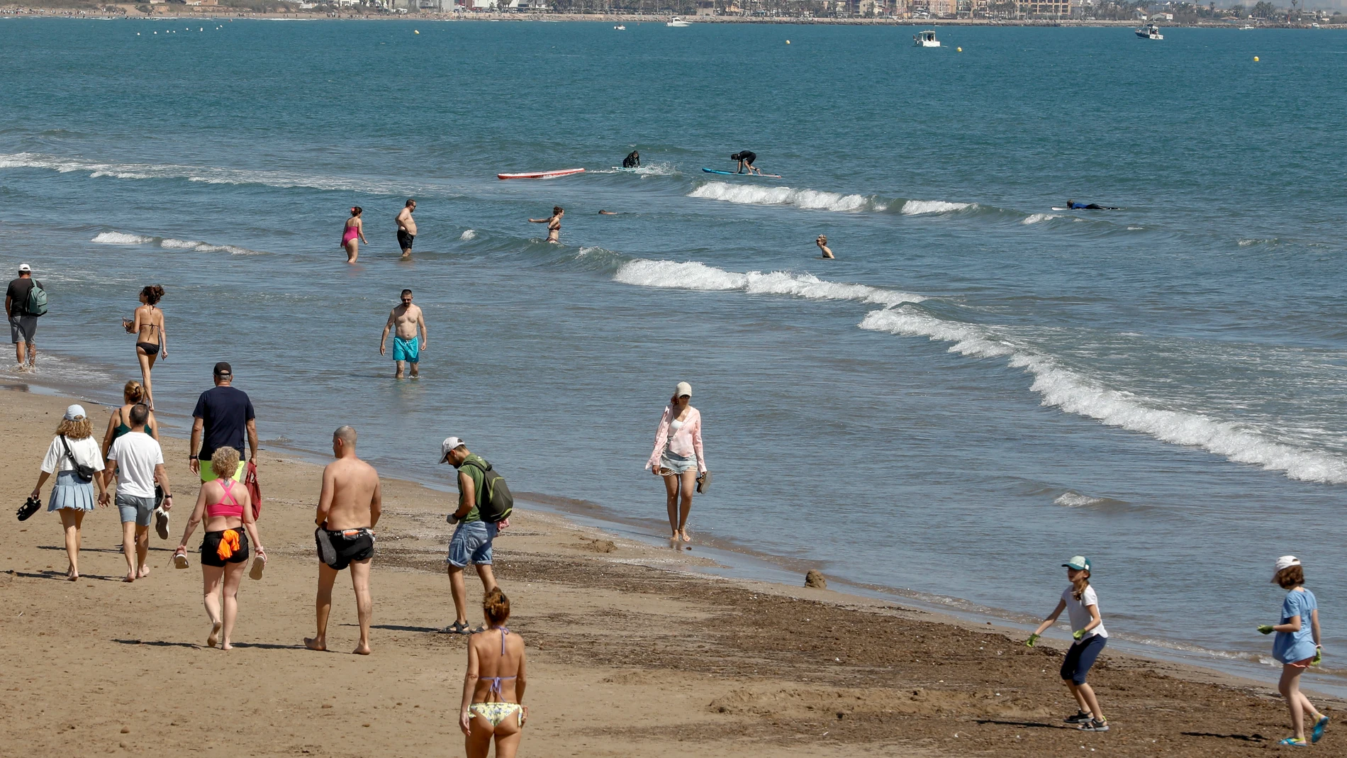 GRAFCVA2959. VALENCIA, 23/04/2023.-Miles de personas han acudido hoy a las playas valencianas en un día en que las temperaturas marcarán cerca de los 30 grados en el este peninsular y lluvias en Galicia. EFE/ Juan Carlos Cárdenas