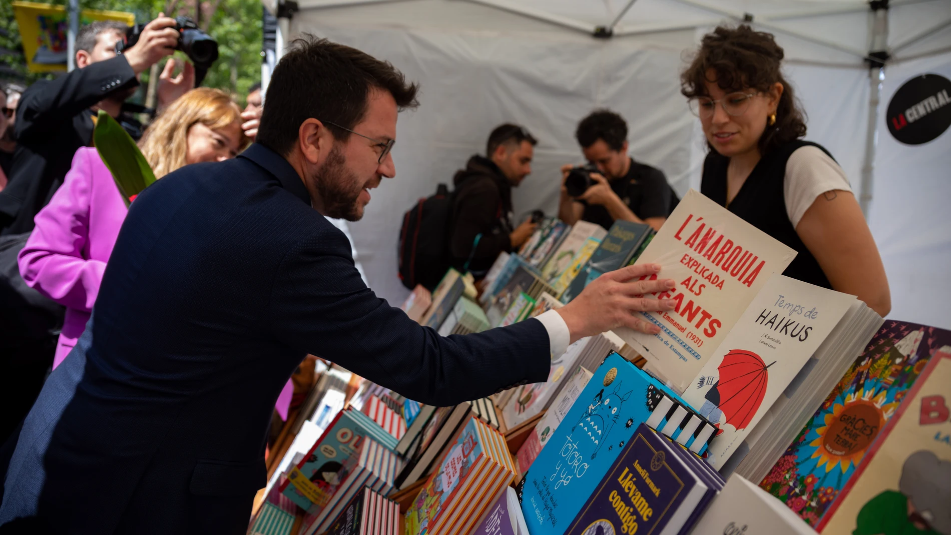 El presidente de la Generalitat Pere Aragonès pasea por paradas de libros y rosas junto a la consellera de Cultura Natàlia Garriga, a 23 de abril de 2023, en Barcelona, Cataluña, (España). Aragonès está convencido de que esta jornada será un "éxito colectivo", en el que Catalunya celebra que es una nación, con símbolos como la cultura, la lengua y la vida, ha dicho. 23 ABRIL 2023;SANT JORDI;CATALUNYA; Kike Rincón / Europa Press 23/04/2023