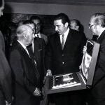 Franco recibe una de las condecoraciones del Fútbol Club Barcelona