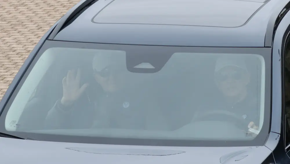 El rey don Juan Carlos y Pedro Campos abandonando el puerto de Sanxenxo este domingo
