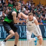 Musa intenta sortear la defensa de Brodziansky