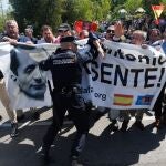 La Policía contiene a un grupo de personas con una pancarta que esperaban la llegada de los restos de Primo de Rivera