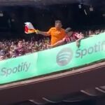 La seguridad reubicó al aficionado tras la tangana por la bandera de España