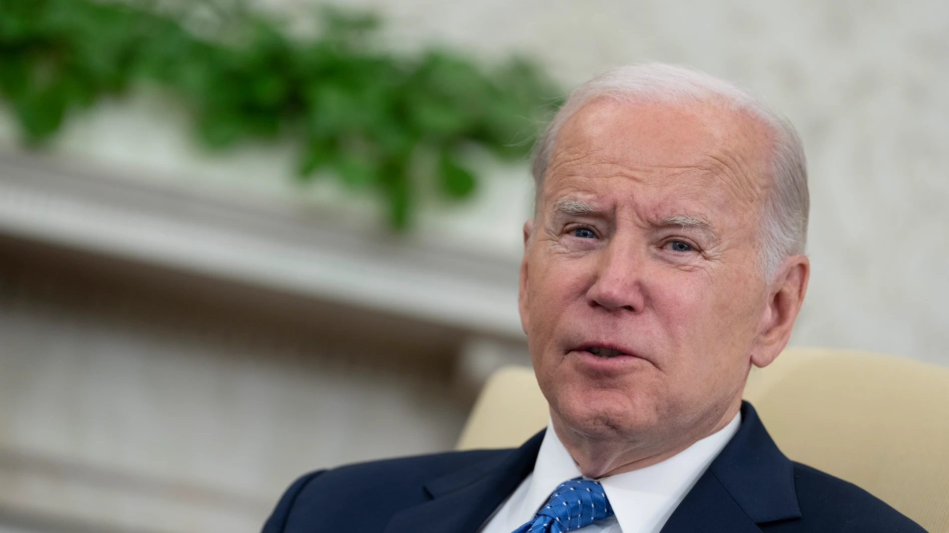 Washington (United States Of America), 24/04/2023.- United States President Joe Biden speaks during a meeting with Tennessee State Representatives Justin Jones, Justin Pearson, and Gloria Johnson (not pictured) in the Oval Office at the White House in Washington, DC, 24 April 2023. (Estados Unidos) EFE/EPA/CHRIS KLEPONIS / POOL