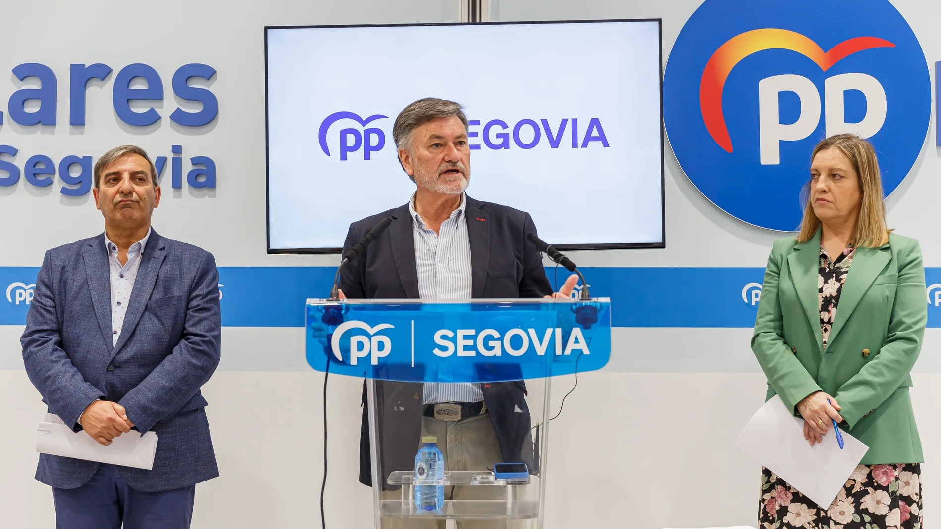 El secretario autonómico del PPCyL, Francisco Vázquez, junto a los procuradores del PP de Segovia Mª Angeles García Herrero; y José Luis Sanz Merino, hace balance del primer año de Fernández Mañueco en la Junta de Castilla y León