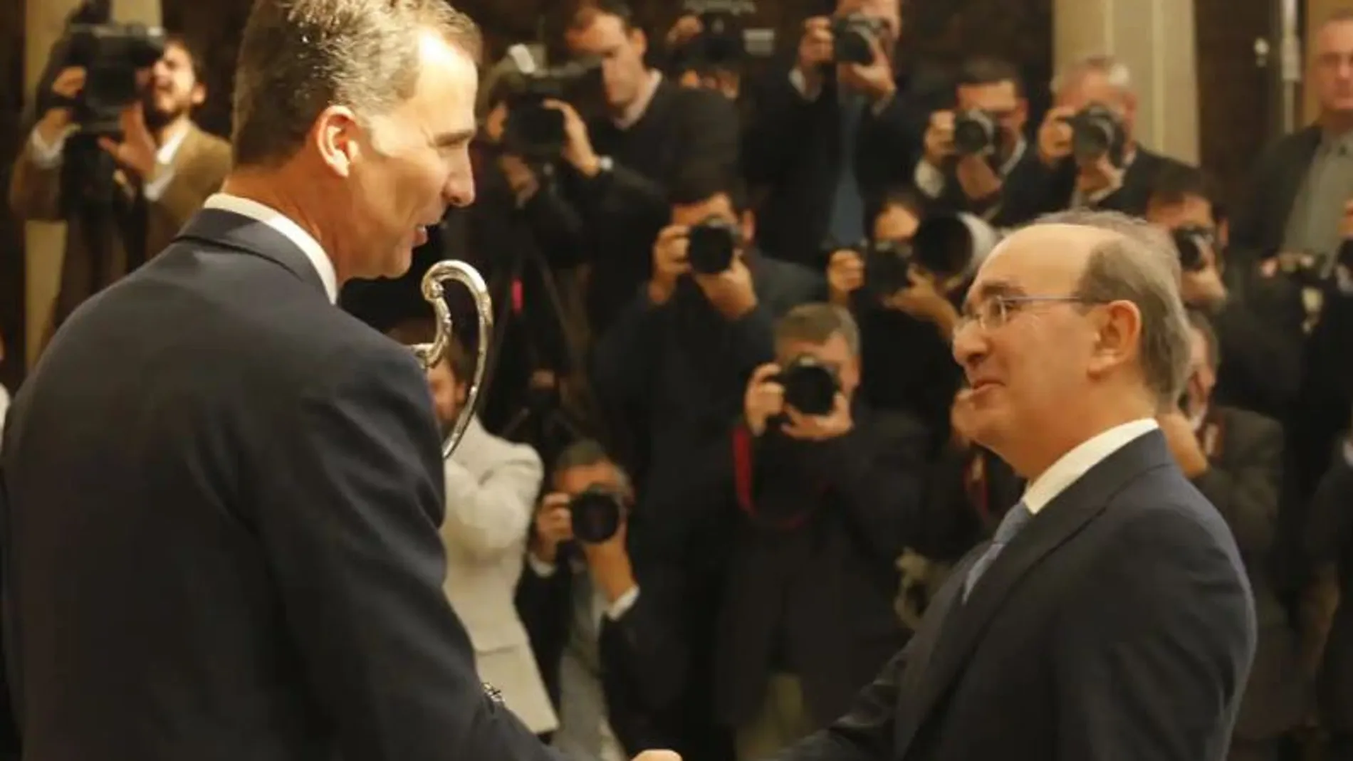Eduardo Anitua recibe un premio de manos del Rey Felipe VI