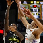 Tavares intenta taponar a Lessort en el primer partido Real Madrid-Partizán